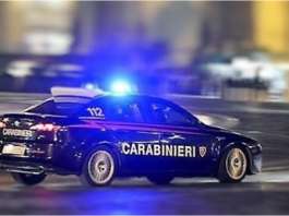 Fuga folle in strada: si schiantano contro un’auto e si barricano nel suv