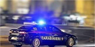 Fuga folle in strada: si schiantano contro un’auto e si barricano nel suv