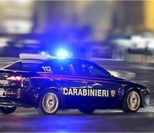 Fuga folle in strada: si schiantano contro un’auto e si barricano nel suv