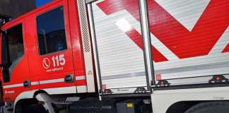 Scampia, vasto rogo notturno al confine con Mugnano
