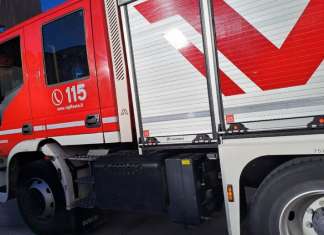 Scampia, vasto rogo notturno al confine con Mugnano
