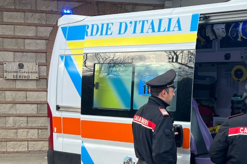 Sbanda con l’auto, giovane trasportato in ospedale in codice rosso