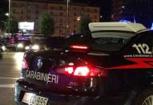 Al posto di blocco esibisce la patente del fratello: denunciato