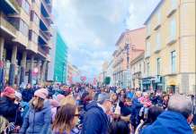 VIDEO/ FOTO Zeza, coriandoli e cioccolate: esplode la festa