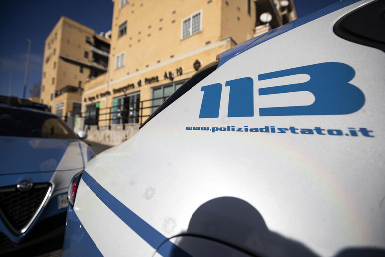 Napoli, in trenta contro due stranieri: “Hanno aggredito una ragazza”