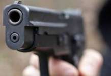 Esce da un locale e un uomo gli spara, ferito sedicenne a Napoli