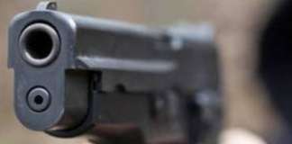 Esce da un locale e un uomo gli spara, ferito sedicenne a Napoli