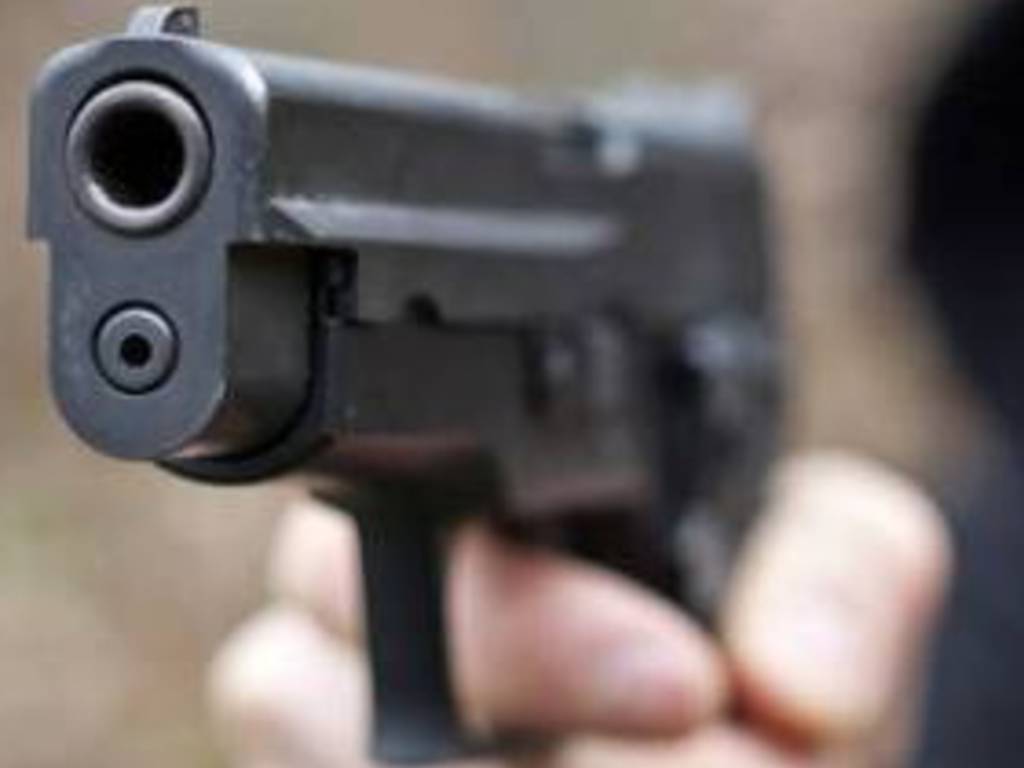 Napoli, gli puntano la pistola alla tempia e lo rapinano