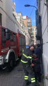 Napoli, incendio in un’abitazione al Vomero: vigili del fuoco al lavoro