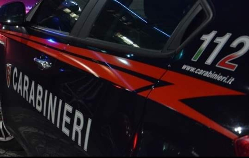 VIDEO/ Vaga per l’Asse Mediano tra le auto che sfrecciano, carabinieri salvano 80enne