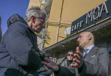 Costretto a chiudere per escalation rapine, Gianni riapre il suo negozio a Napoli