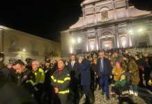 FOTO/ Il rito della Processione: Festa tra la folla, Giunta assente