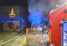 In fiamme autocarro in sosta: scattano le indagini