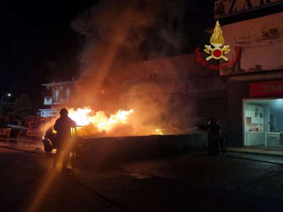 FOTO/ Notte d’inferno in Irpinia, quattro auto in fiamme