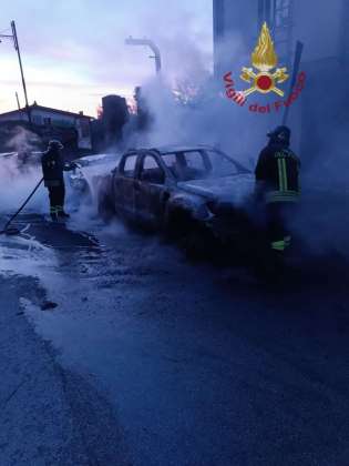 Tre auto in fiamme nella notte in Valle Caudina, indagini in corso