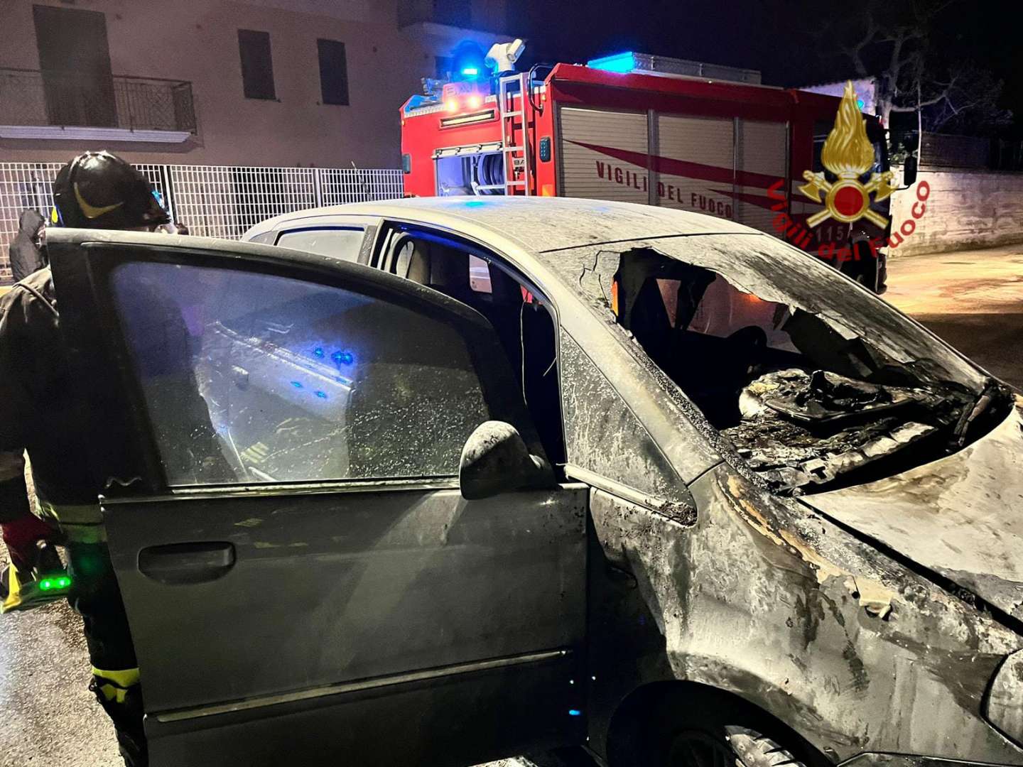 Auto in fiamme nella notte, indagano i Carabinieri