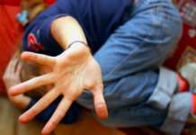 Una donna aggredita in casa e minacciata con una pistola, l’altra molestata più volte