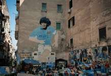 Mercato del falso al murales di Maradona, 71enne denunciato