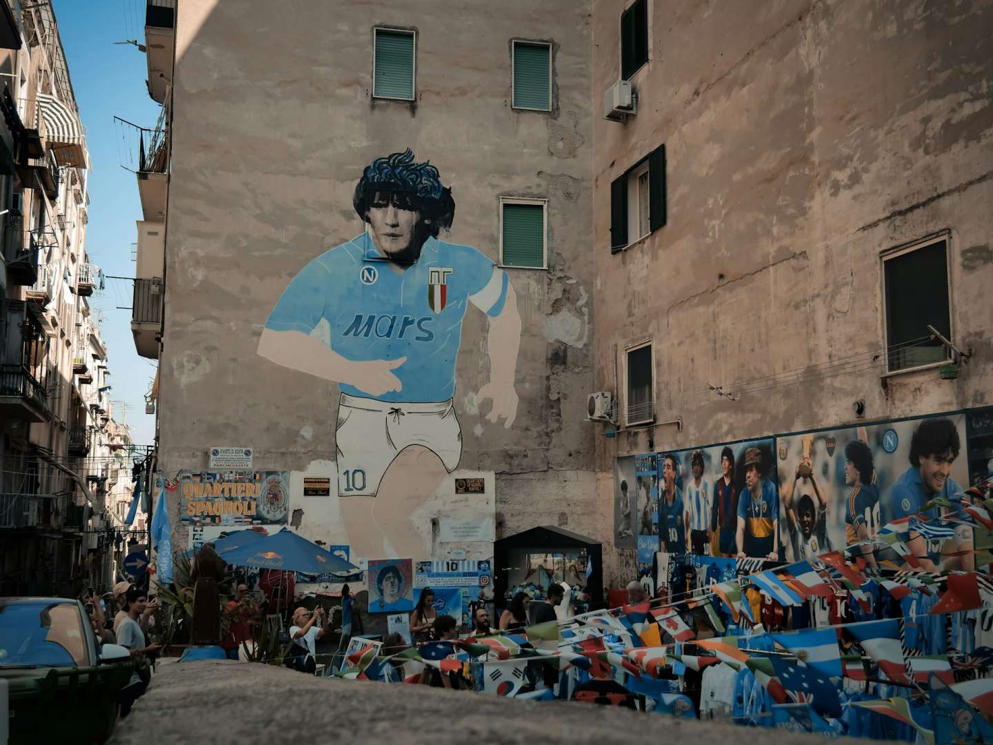 mercato del falso al murales di maradona 71enne denunciato da Anteprima24.it mercato del falso al murales di maradona 71enne denunciato