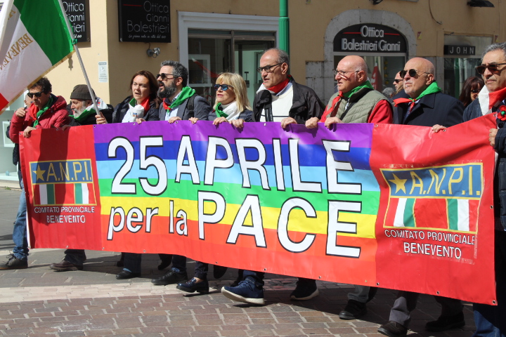 FOTO/ Festa della Liberazione, l’Anpi in piazza insieme a istituzioni e associazioni