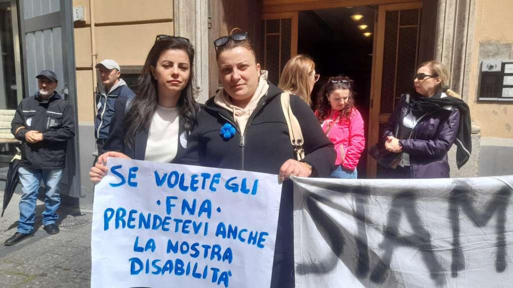 Protesta genitori caregiver fuori la Regione Campania: “No alla rendicontazione”