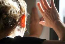 Tenta estorsione a madre e la schiaffeggia, arrestato 52enne