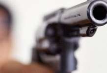 Litigano su Tik Tok, si danno appuntamento in strada e spara al rivale