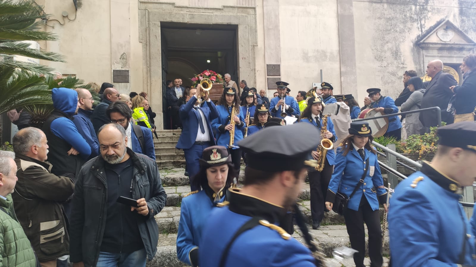 FOTO/ Campagna, città in lacrime all’ultimo saluto alla terza vittima dell’incidente mortale dei carabinieri