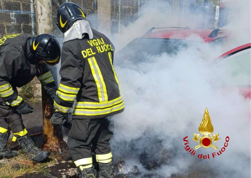 FOTO/ Auto in fiamme contro un albero, miracolosamente salva la conducente.