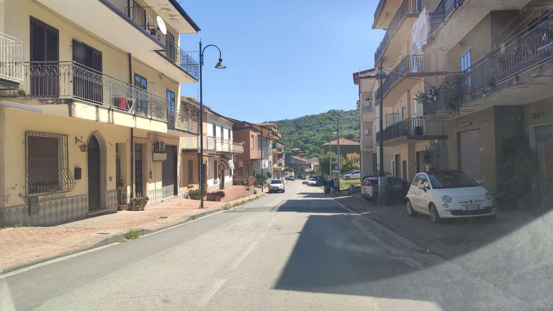 Ladri svaligiano la casa con i proprietari nell’appartamento, portati via oro e danaro