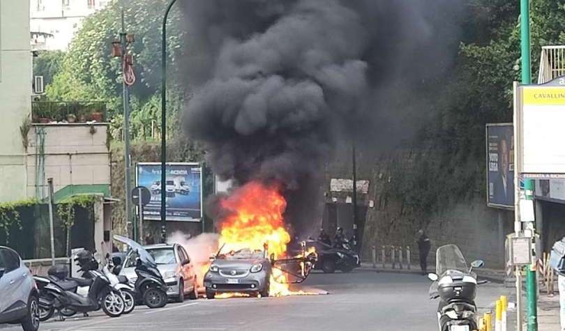 Napoli, auto in fiamme all’Arenella: paura per la donna al volante