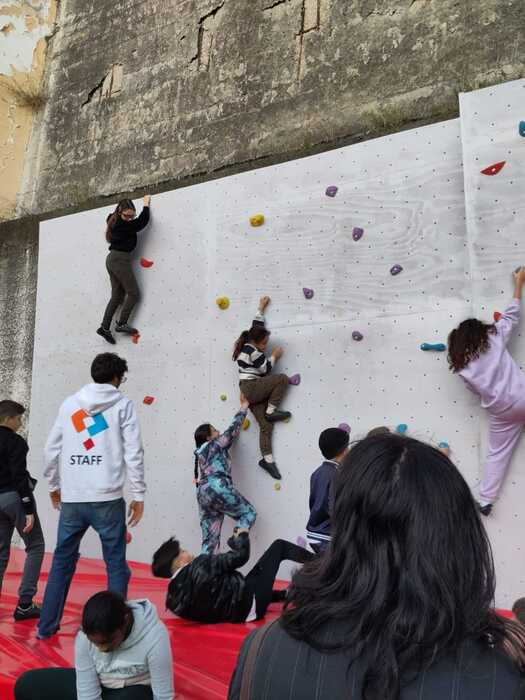 Rione Sanità, le Fiamme Oro introducono i giovani all’arrampicata sportiva