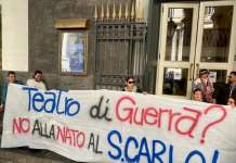 VIDEO/ Napoli, dopo le cariche al corteo gli studenti contro Meloni, Pd, M5S e Manfredi