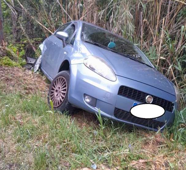 FOTO/ Contrada Iannassi, perde il controllo dell’auto e finisce nella cunetta