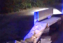 FOTO/ Dramma sfiorato al Rione Libertà: panchina in pietra crolla sulle gambe di un giovane