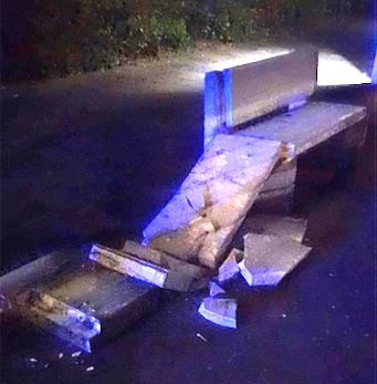 FOTO/ Dramma sfiorato al Rione Libertà: panchina in pietra crolla sulle gambe di un giovane