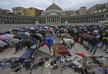 Ramadan in piazza Plebiscito a Napoli, c’è anche un ‘Maradona’