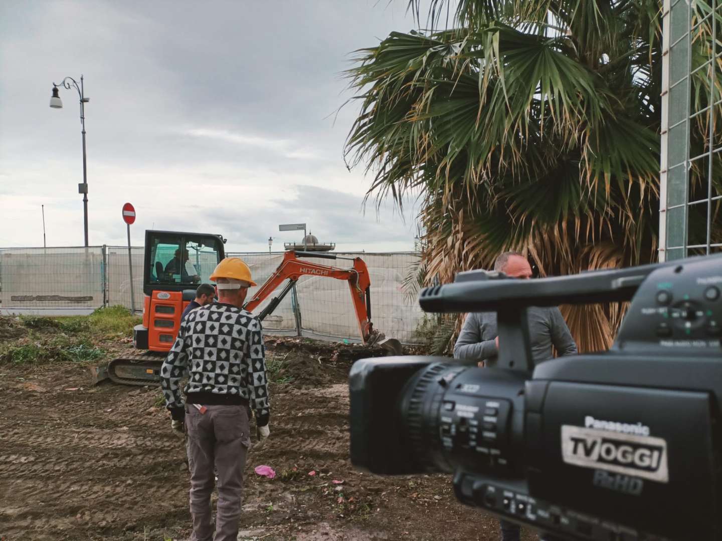 FOTO/ Salerno, Piazza Cavour: iniziati i lavori di rimozione del cantiere