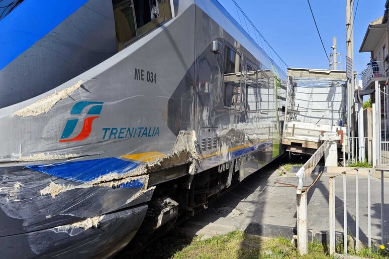 Furgone sui binari nel Casertano, scontro con un treno ma nessun ferito