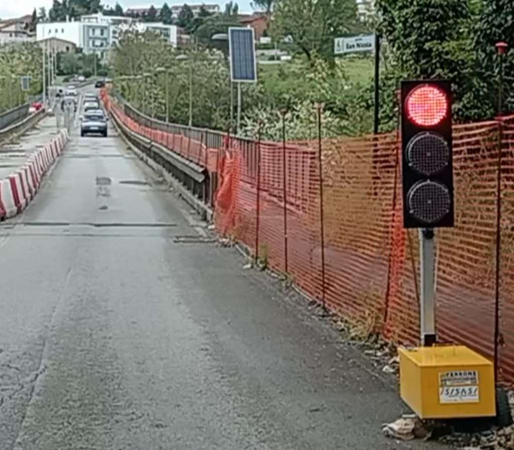 FOTO/ Automobilisti indisciplinati sul ponte San Nicola, in tanti passano con il semaforo rosso