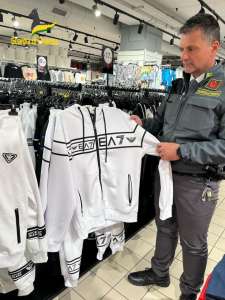 Finanza in un negozio di abbigliamento a Benevento: sequestrati 200 capi contraffatti