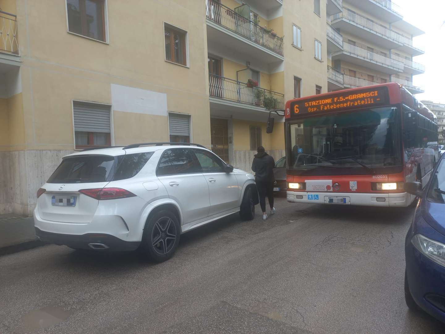 Benevento, suv parcheggiato contromano in mezzo alla strada manda il traffico in tilt