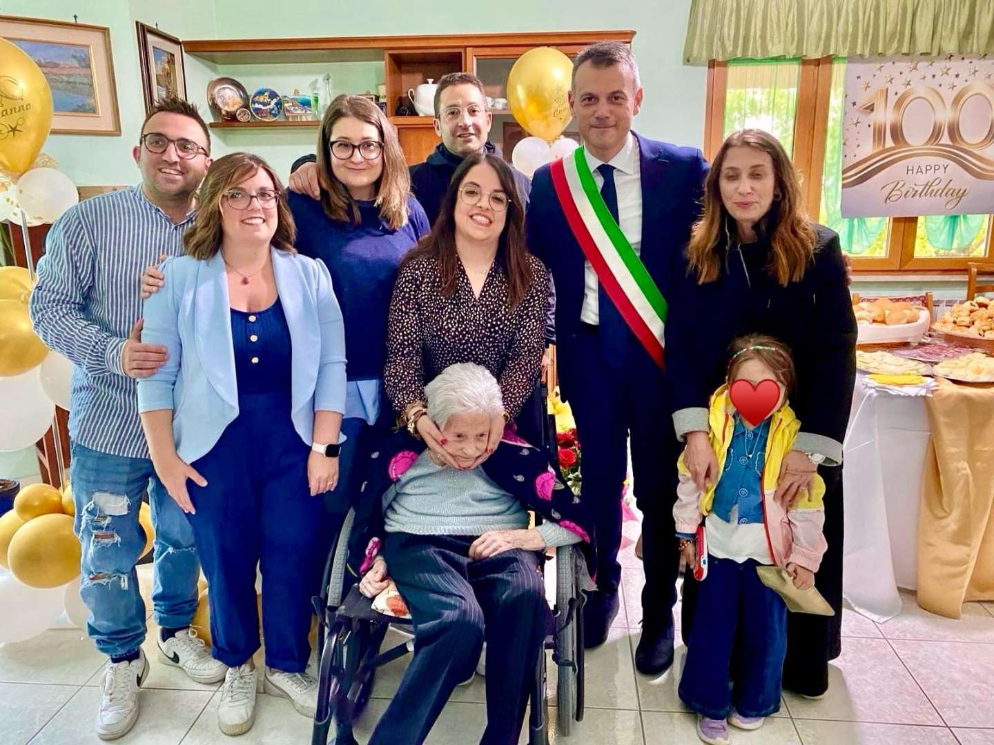 FOTO/ Maria Capone compie 100 anni: l’omaggio del Comune