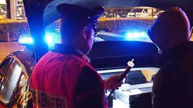 Nottata di controlli a Napoli, 11 ragazzi positivi all’alcol test