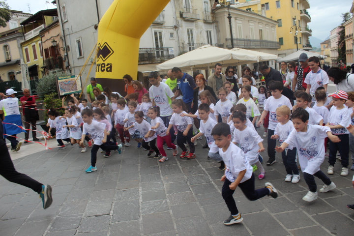 FOTO/ Festa alla Strabenevento con bambini e famiglie, accompagnati da Titti e Gatto Silvestro