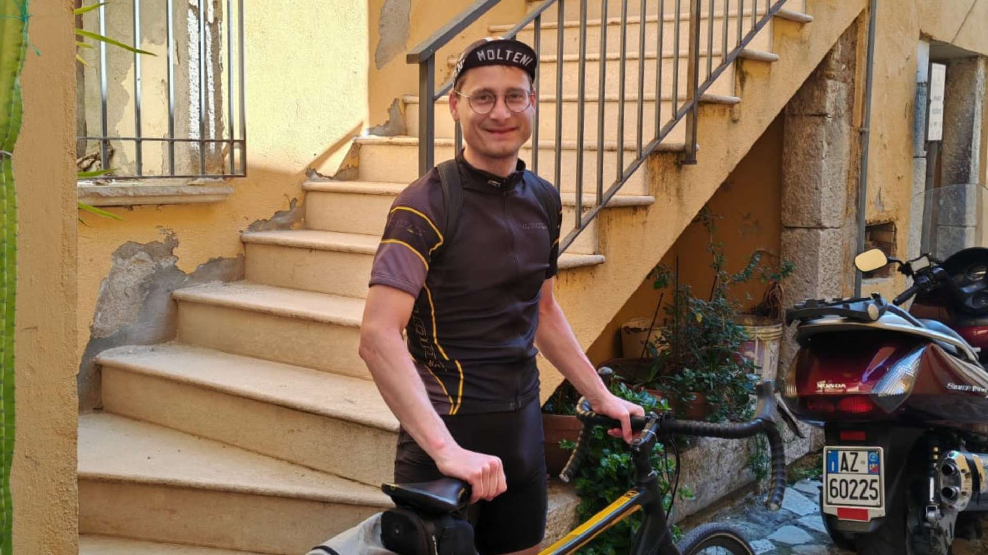 Un ciclista francesce fa tappa a Castelvenere per visitare il borgo
