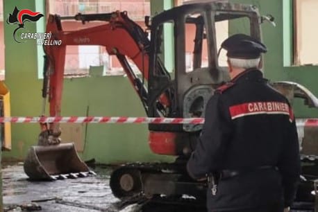 FOTO VIDEO/ Escavatore in fiamme nel cantiere della scuola: indagini in corso