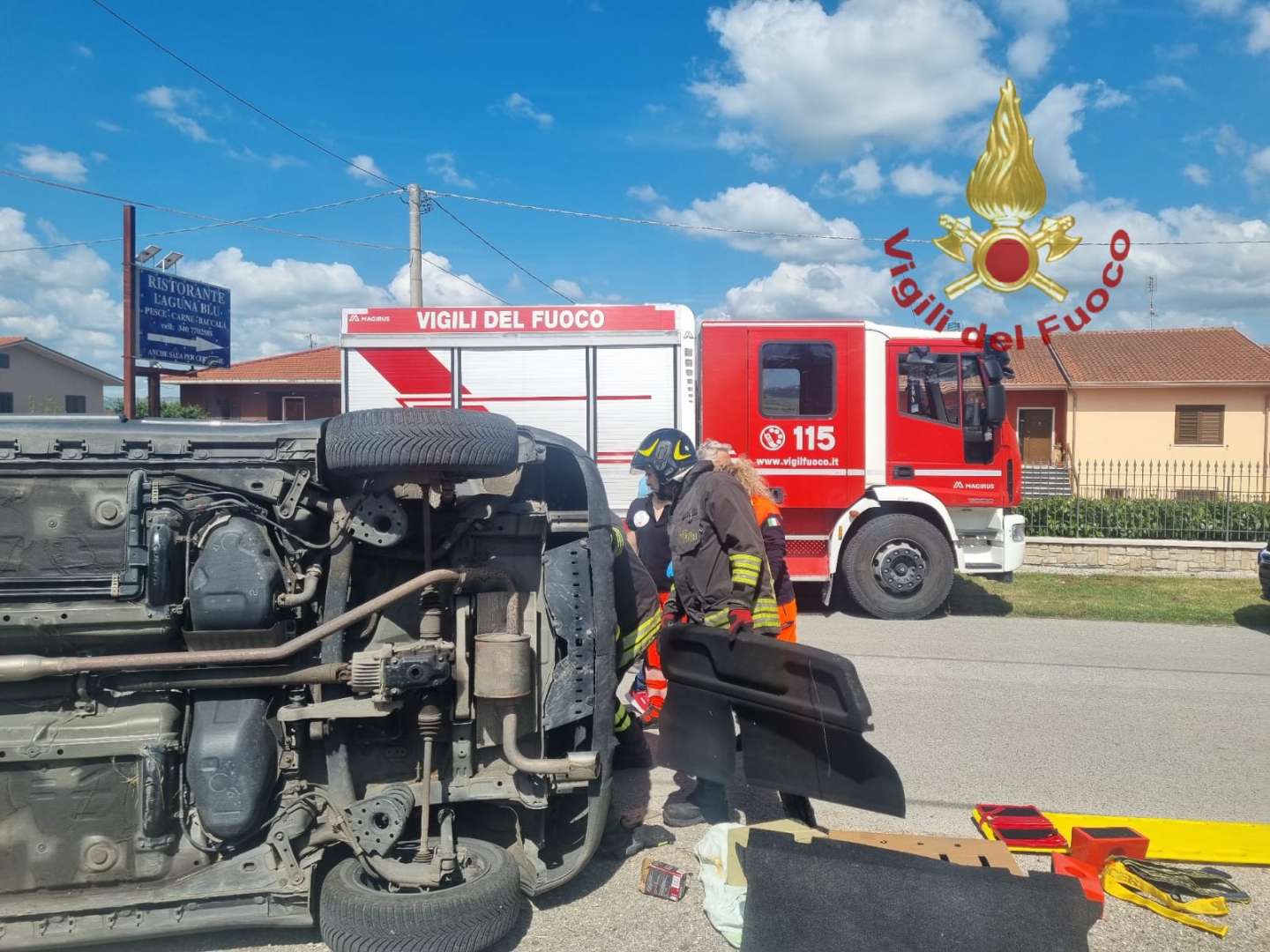 Auto in transito sbanda e si ribalta: paura per un 74enne