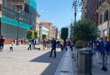 Campagna elettorale: lungo mese tra sfilate, santini, strette di mano