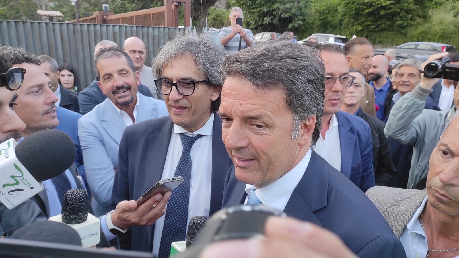 L’ex premier Renzi esalta la platea irpina e Mastella: meglio del M5S